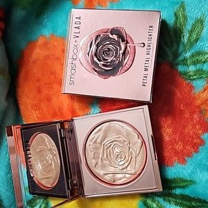 Smashbox x Vlada petal metal highlighter Gilded Rose